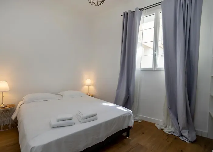 Appartements Rue Bonaparte, quartier Citadelle place Foch * Ajaccio (Corsica)