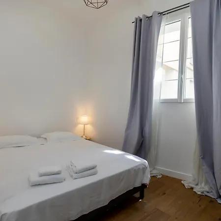Appartements Rue Bonaparte, quartier Citadelle place Foch * Ajaccio (Corsica)
